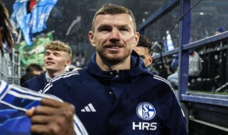 edin dzeko schalke - ilustrasi berita Edin Dzeko Schalke Tolak Serie A dan MLS, Resmi Perpanjang Kontrak