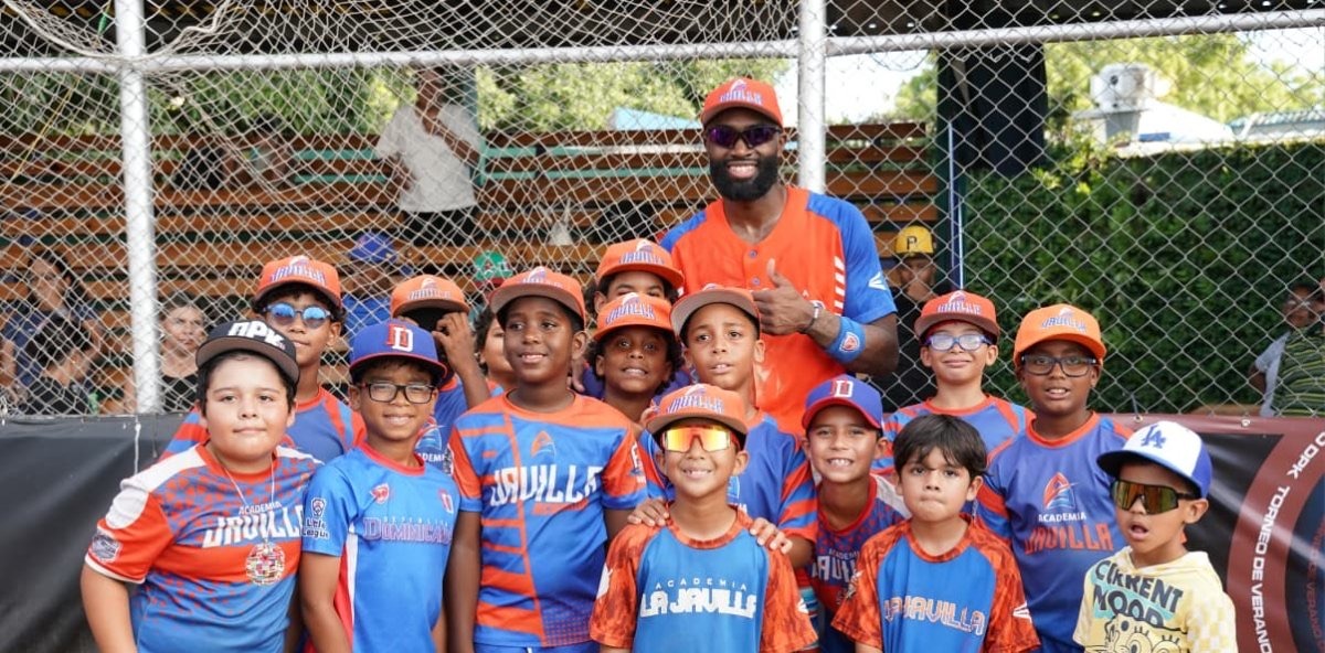 Jaylen Brown kunjungi Republik Dominika dan bermain di lapangan basket Santo Domingo