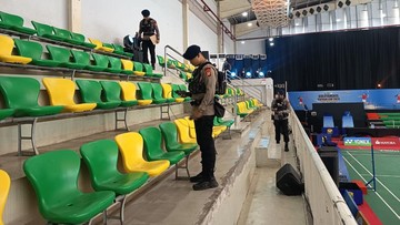 Brimob Sterilisasi GOR UNJ Pastikan Bulu Tangkis Kapolri Cup 2026 Aman