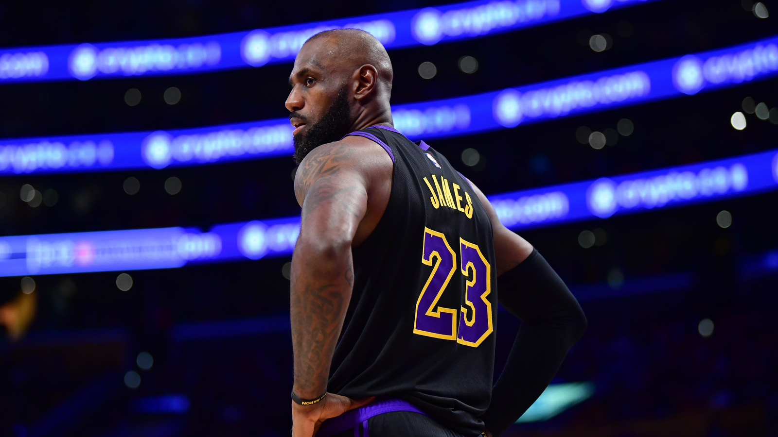lebron james - ilustrasi berita LeBron James Bertemu Petinggi Cleveland Cavaliers di Rumahnya di Akron Setelah Teken…