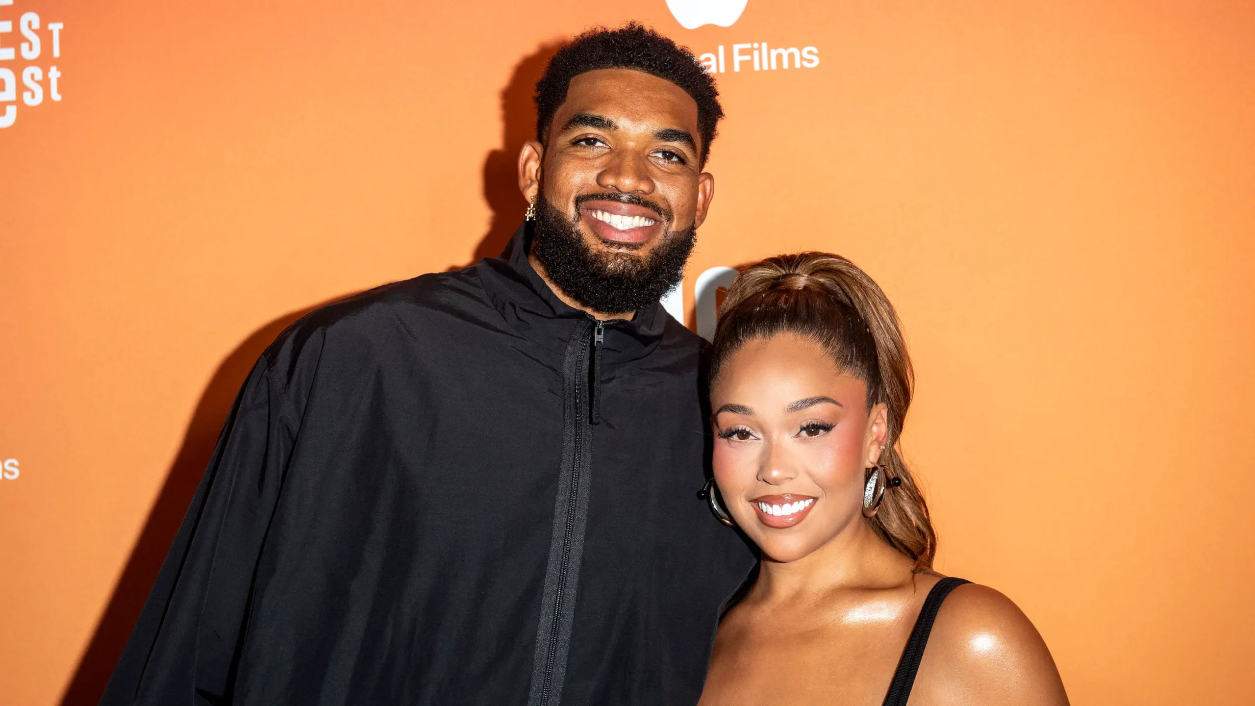 karl-anthony towns - ilustrasi berita Karl-Anthony Towns dan Jordyn Woods Hadiri Premiere 'Highest 2 Lowest' di Brooklyn