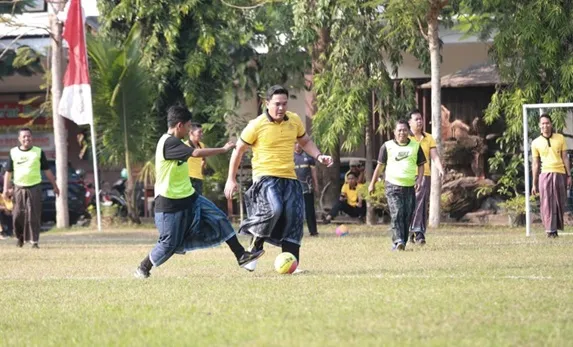 polres jombang - ilustrasi berita Gol, Tawa, dan Sarung: Laga Mini Soccer Polres Jombang vs Wartawan Penuh Keceriaan