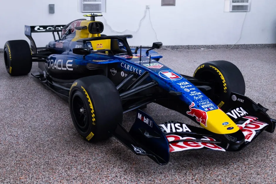 red bull rb22 - ilustrasi berita Replika Skala 1:1 Red Bull RB22 Dipamerkan di Morganville, New Jersey