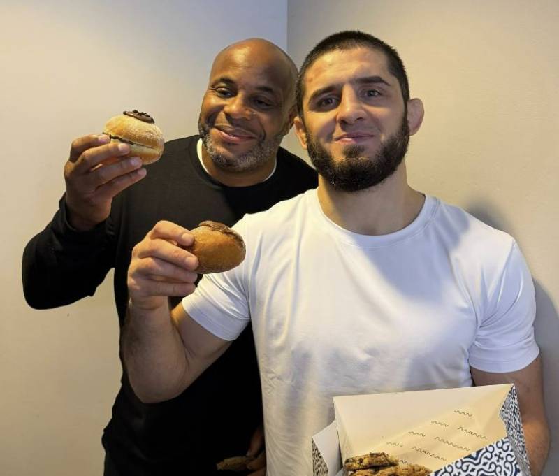 ufc goat - ilustrasi berita Mengapa Dana White Belum Menyebut Islam Makhachev UFC GOAT: Penilaian dan Alasan